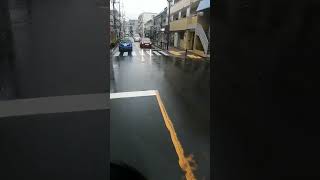 【イキリダッシュ失敗】コンビニに突っ込む路上教習車！！