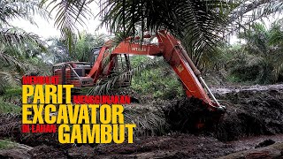 PEMBUATAN PARIT DI LAHAN SAWIT RAWA DAN GAMBUT MENGGUNAKAN EXCAVATOR