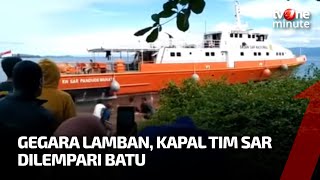 Kesal Gegara Lamban, Kapal Tim SAR Dilempari Batu Oleh Warga | tvOne Minute