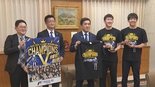 バレーボールＶ３初参戦・初優勝　フラーゴラッド鹿児島の選手たちが塩田知事を表敬訪問