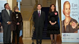 22 de ABR. Cristina Fernández recorrió la muestra \