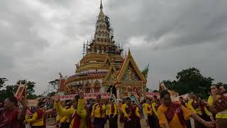 ศิลป์อีสานแสดงในพิธีแห่ฉัตรทองคำพระธาตุหนุนดวง วัดนาโนน ต.หนองไฮ อ.อุทุมพรพิสัย จ.ศรีสะเกษ