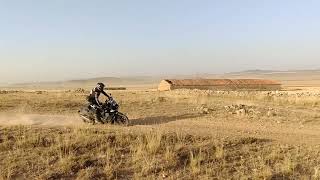 Saludando y tocando el pito, Joan Pedrero con la Harley Davidson en la Baja Aragón 2024.