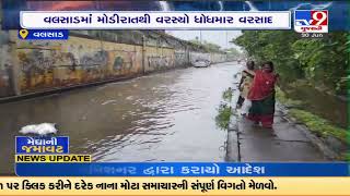 Commuters trapped as major roads waterlogged due to heavy rainfall in Valsad |TV9GujaratiNews