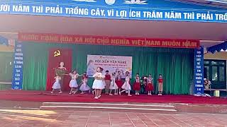 Hát múa: Liên khúc thầy cô là tất cả -Bay vào tương lai. Biểu diễn: lớp 5C Trường Tiểu học Nga My II