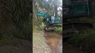 Skill oprator excavator menyeberangi sungai tampa bantuan, begini caranya!!!  Dump truck excavator