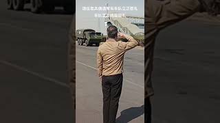 退役老兵见军车敬礼，军车鸣笛那一瞬间真燃~ #shorts #trending #viral #china #tiktok #news #funny #新聞 #马英九 #台湾