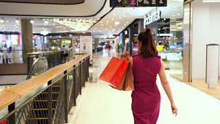 young woman walking with shopping bags in the mall 48BSDPZ