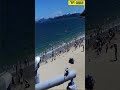 🔴炎炎夏日，阳光沙滩，广东海边，海风佛面，海边纳凉，众多游客在海边游玩！🌍提醒大家注意防范大风、降雨影响。祝大家出行平安！