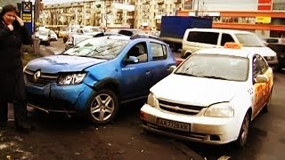 Женщина Проехала на Красный Свет и Протаранила Авто.