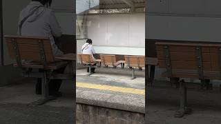 謎すぎる？？？ホームと線路に対して反対向きにベンチがある駅#shorts