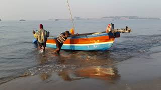 MALVAN DANDI BEACH FISHERMAN RETURN TO BEACH