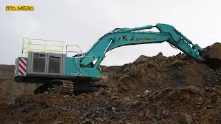 Kobelco SK850 loading rock