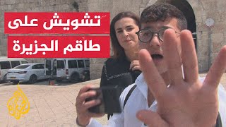 أحد أنصار بن غفير يحاول منع فريق ⁧‫الجزيرة‬⁩ من أداء مهامه في القدس على مرأى من شرطة الاحتلال
