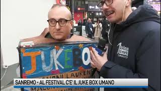 Al Festival. Per le strade di Sanremo si può incontrare anche....un juke box vivente