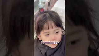 哈哈 看见吃的就走不动路 吃货的迷惑行为 人类幼崽为了吃太拼了人类幼崽都这么馋吗 骗你生女儿