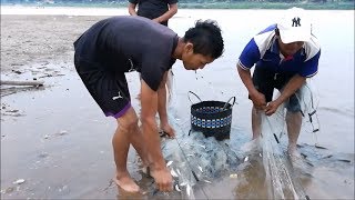 Catching fish by using net fishing - thakhek laos ไหลมองหาปลา แม่น้ำโขง