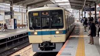 小田急8000形8055編成＋3000形3255編成が到着するシーン