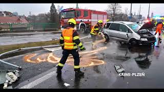 Pozor, dopravní nehoda komplikuje dopravu v Plzni na Rondelu