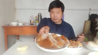 午饭二个菜，一盘子白肉，一盘子丸子，二两白酒。