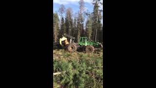 Заготовка древесины - Трелевочный трактор (скиддер) John Deere 748