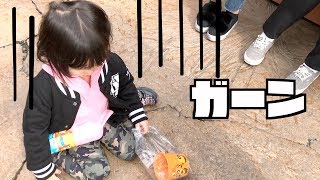 まーちゃんと手をつなげなくて寂しくなって座り込むナナタン【ココロマン普段の様子】