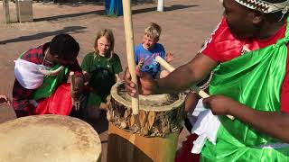 Trommel mit Kindern und Ingoma Drums an der Steinmole