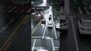 高速连续变道险酿事故 \