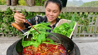 干完活，欧妹3斤牛肉做爆辣火锅，用葱和辣椒当配菜吃辣太厉害Make a hot pot of chili beef today