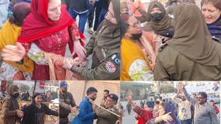 Sialkot Paris Road Medaan e Jang ban gya.Girls Vs Police