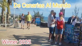 GRAN CANARIA - PLAYA DEL INGLES. Promenade und Veril-Strand mit vielen Touristen. 8. JANUAR 2025.