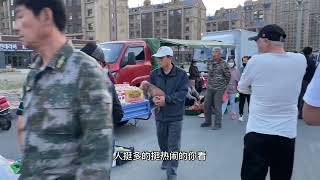 东北吉林珲春边境小城夜市人多热闹路口唱歌卖货，开车过来摆地摊 #农村 #农村生活