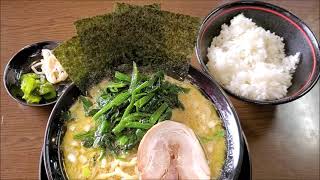 青森市、横浜家系ラーメン木村家青森西店のラーメン＋ほうれん草＋ライス（７２０円＋１００円＋１００円）。壱系を欲してるときには間違い無い一杯です。