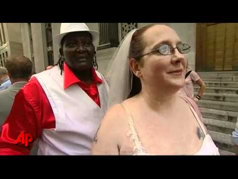 N.Y. Gay Couples Begin Seeking Marriage Licenses N.Y. Gay Couples Begin Seeking Marriage Licenses