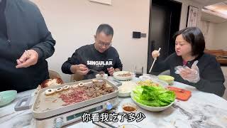 请邻居来家吃饭，夫妻俩特意去开市客买了烤肉，半成品的汤太赞了