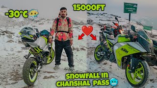 First Live Snowfall in Chanshal Pass😍🥶||January 2024❤️|| Bikes stuck in snow😱