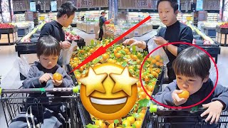 带熊孩子逛超市，一眼没看住就吃上了，吓的爸爸赶紧买单！#Cute baby#Cute#呆萌小米宝#聪明宝宝#萌娃#整蛊#测试