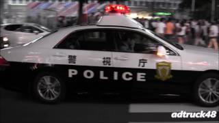 外国人旅行者も撮ってる？渋谷スクランブル交差点を緊急走行するパトカー
