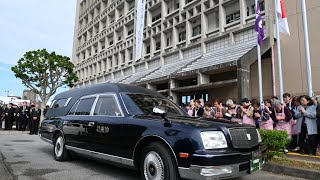 沖縄市職員らが桑江市長に別れ　告別式はあす15日