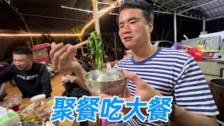 阿峰用釣到的大魚改善伙食，清蒸和燉魚湯，用不同做法才能處理完！【探海漁人】