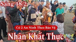 Nhận khất thực sư Minh Tuệ và 16 sư nhỏ, có 2 An Ninh Thái theo bảo vệ đường đi cho thầy sáng 18/2