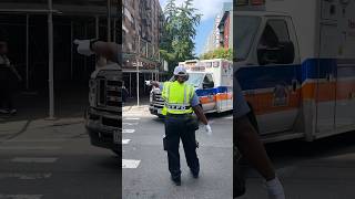 🚨 Great job 👏🏼 NYPD traffic agent makes way for an ambulance