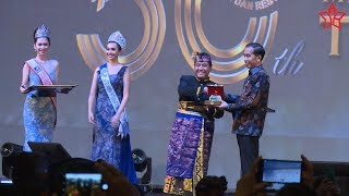 Presiden Joko Widodo Menerima Penghargaan Bapak Pariwisata Nasional dari PHRI