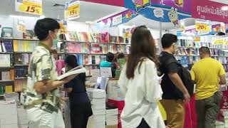 พาชมบูธของศูนย์หนังสือจุฬาฯ ในงานสัปดาห์หนังสือ ครั้งที่ 50