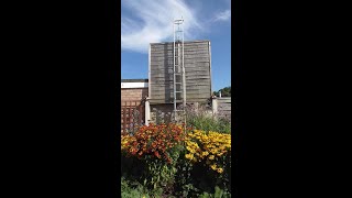 Lifting a Fence panel, single handed and safely.