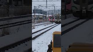 雪の槻木駅踏切で槻木行きAB900系ピンク色2両編成からの白石行きE721系1000番台 701系６両編成向こうからすれ違い！