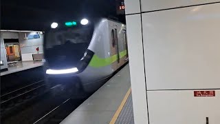 1220次樹林發車開往基隆的銀綠色微笑號EMU900型十輛一編組EMU944區間車，139次七堵發車開往潮州的PPE1020單電豬PP電頭+十二節PP車廂+PPE1001單電豬PP車王電頭PP自強號