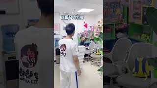 今天又来一个小朋友挑战踢木板领玩具