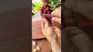 HOW TO PEEL LYCHEE LIKE A PRO😍एक प्रोफेशनल की तरह लीची कैसे छीलें😳@mraman107