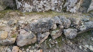 odanın girişini kapatmak için verilmiş zahmet taşları kaldırınca 2 metre aşşada kapak taşı var